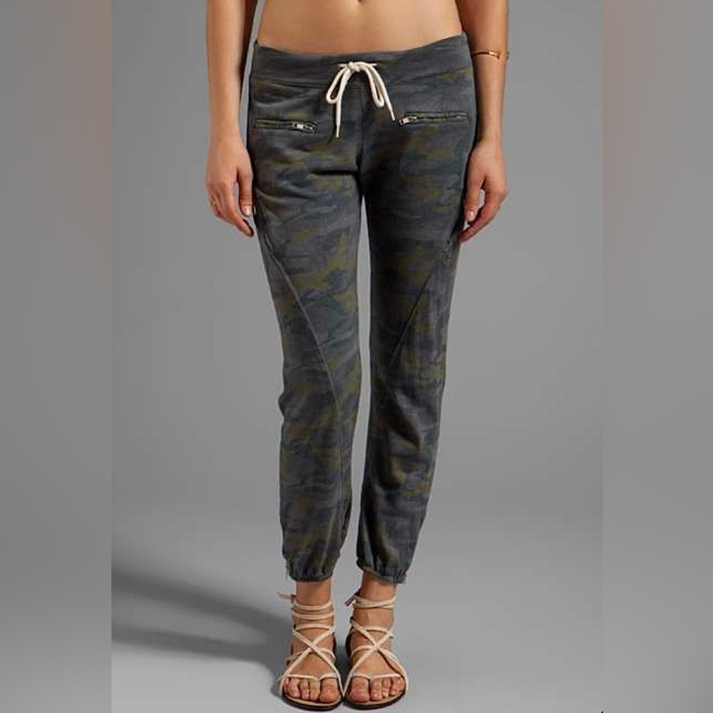 American Eagle Outfitters Vintage Camo Cropped Fleece Jogger Size Medium